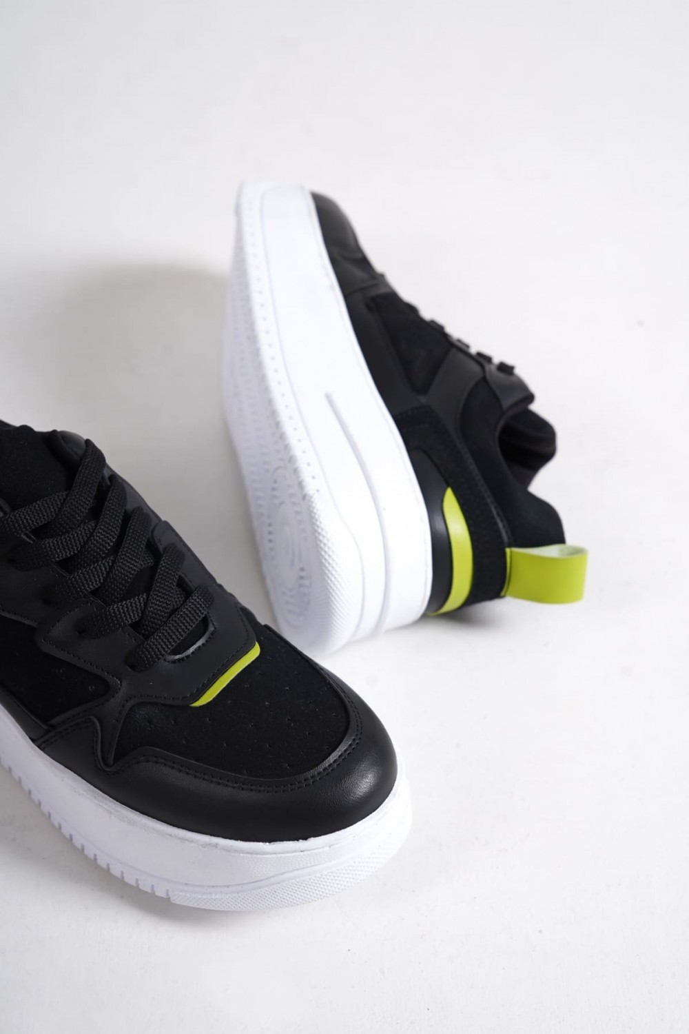 ALESSI Bağcıklı Ortopedik Taban Kadın Sneaker Spor Ayakkabı CBT - Siyah/Yeşil ALESSI Bağcıklı Ortopedik Taban Kadın Sneaker Spor Ayakkabı CBT - Siyah/Yeşil