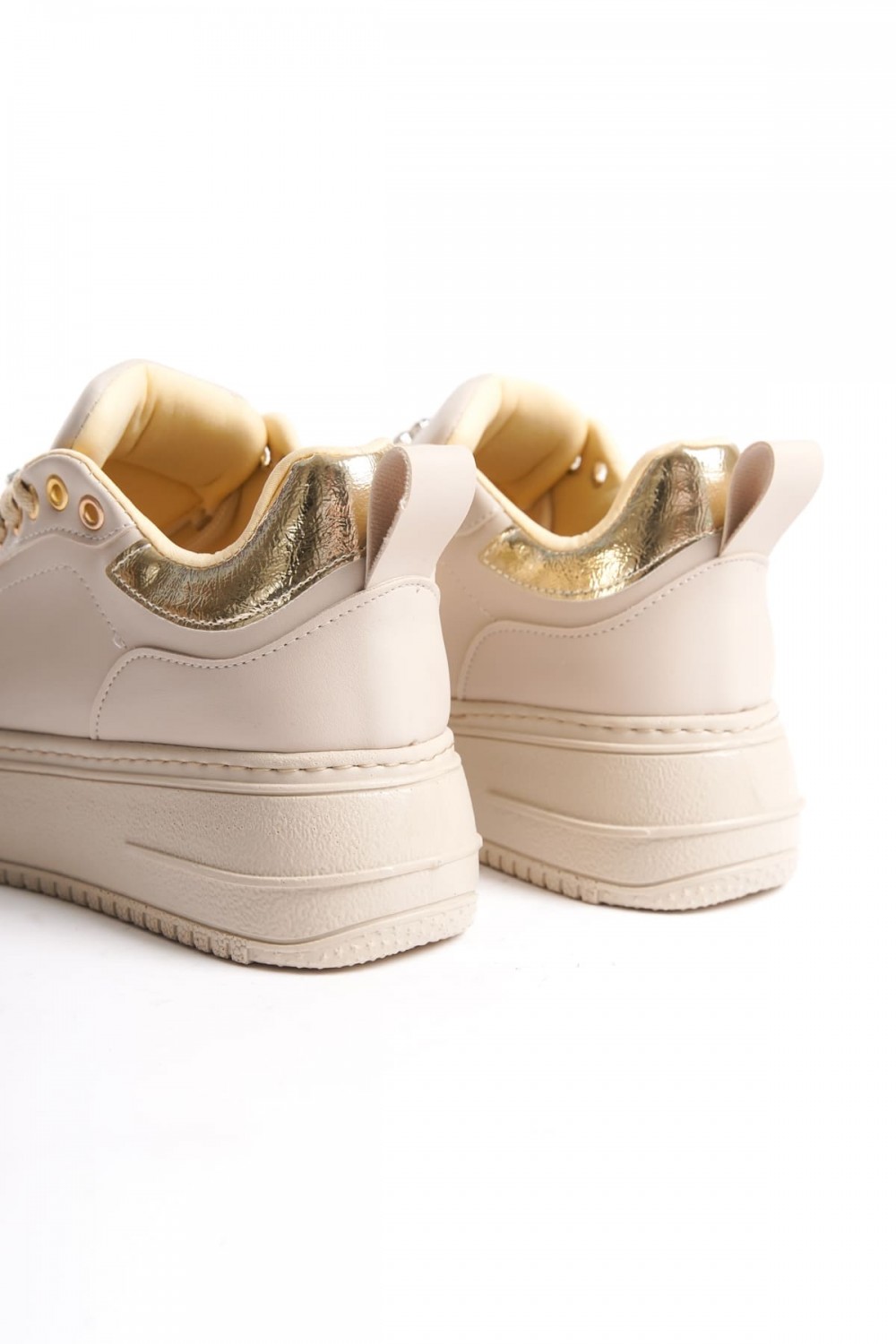 BRIANNA Bağcıklı Ortopedik Taban Renkli Taş Dekorlu Kadın Sneaker Spor Ayakkabı CKT - Krem/Altın BRIANNA Bağcıklı Ortopedik Taban Renkli Taş Dekorlu Kadın Sneaker Spor Ayakkabı CKT - Krem/Altın
