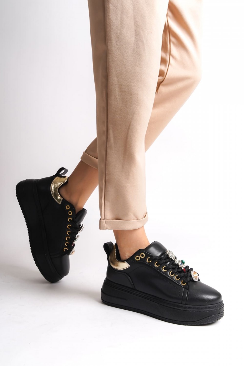 BRIANNA Bağcıklı Ortopedik Taban Renkli Taş Dekorlu Kadın Sneaker Spor Ayakkabı CST - Siyah/Altın BRIANNA Bağcıklı Ortopedik Taban Renkli Taş Dekorlu Kadın Sneaker Spor Ayakkabı CST - Siyah/Altın