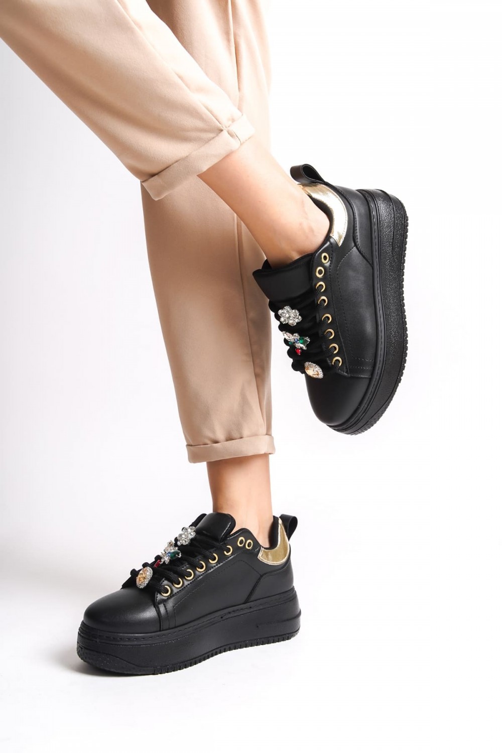 BRIANNA Bağcıklı Ortopedik Taban Renkli Taş Dekorlu Kadın Sneaker Spor Ayakkabı CST - Siyah/Altın BRIANNA Bağcıklı Ortopedik Taban Renkli Taş Dekorlu Kadın Sneaker Spor Ayakkabı CST - Siyah/Altın