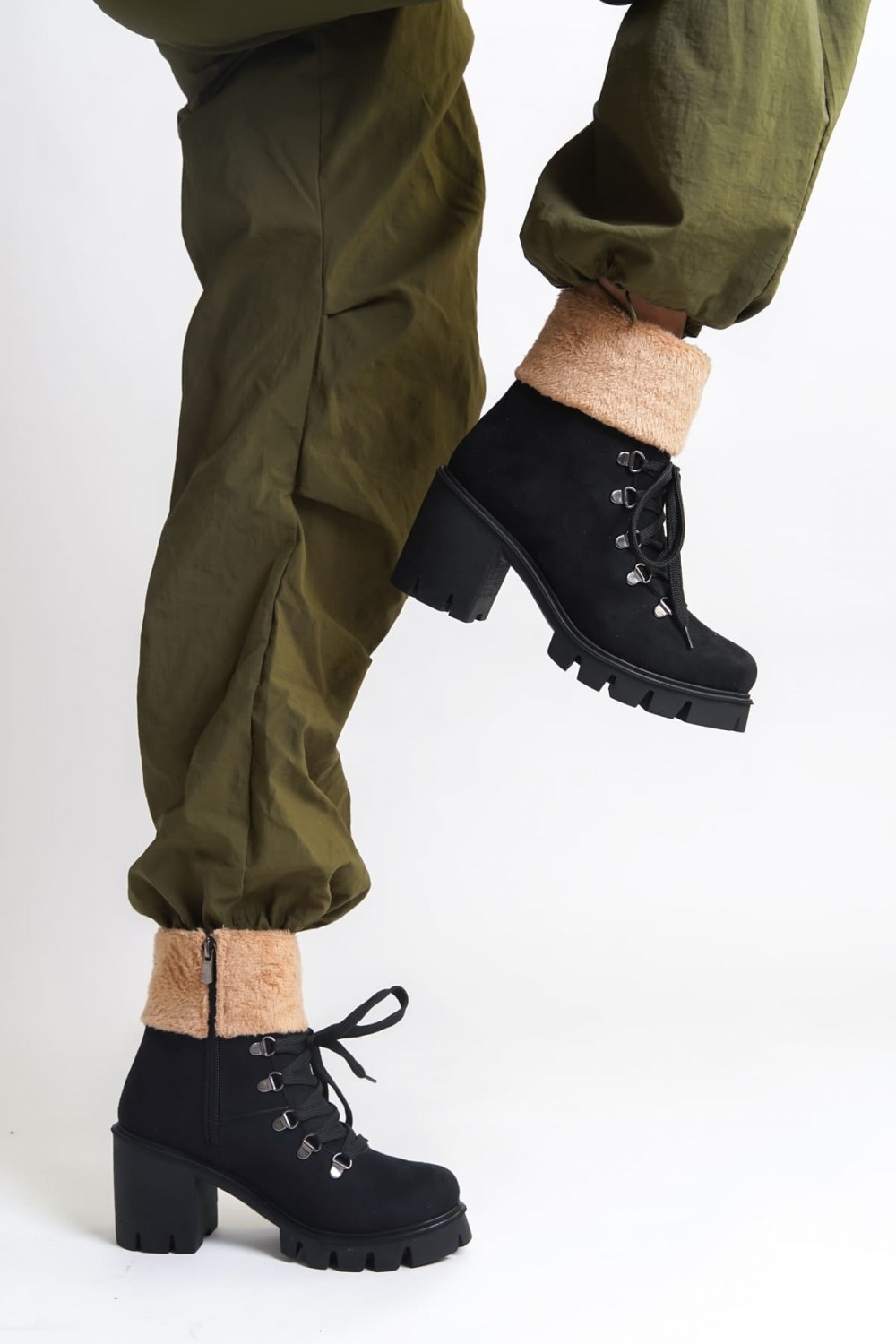 EMMA Bağcıklı Fermuarlı Ortopedik Taban Topuklu Kürk Detaylı Süet Kadın Bot SST - Siyah