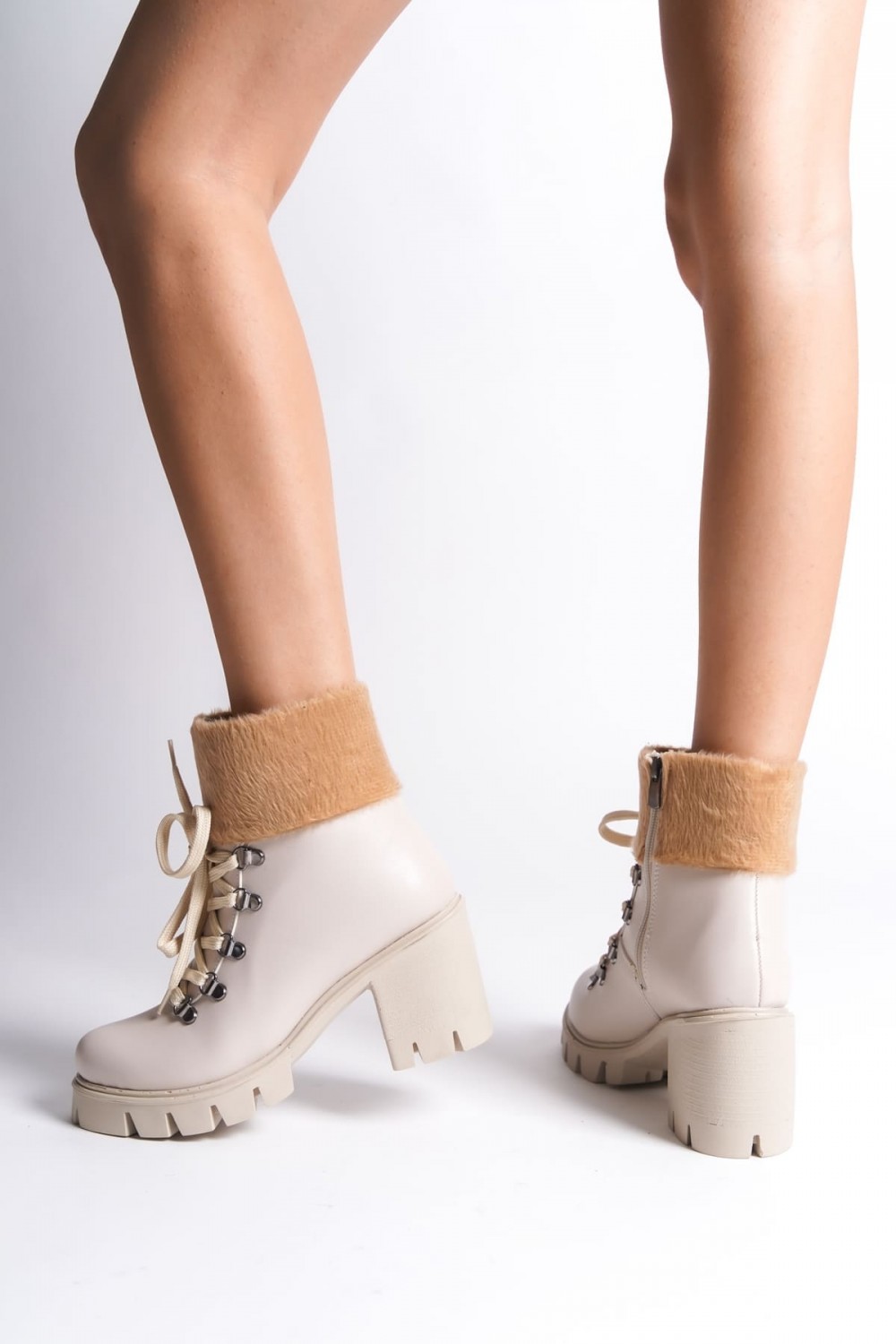 EMMA Bağcıklı Fermuarlı Ortopedik Taban Topuklu Kürk Detaylı Kadın Bot CKT - Krem