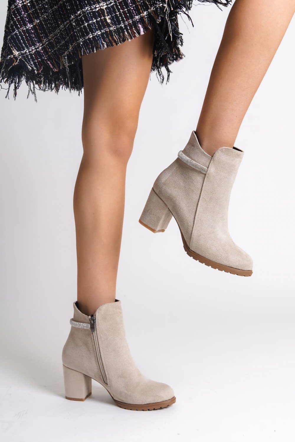 LIA Fermuarlı Ortopedik Taban Taşlı Topuklu Süet Kadın Bot - SKT Krem