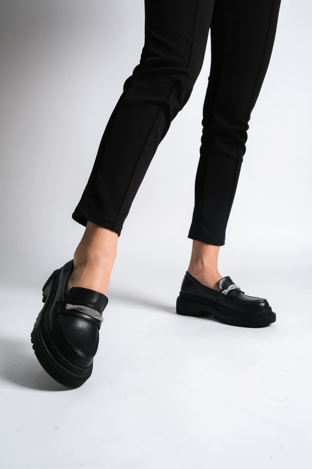 LILA Bağcıksız Ortopedik Taban Taş Detaylı Oxford Loafer Makosen Kadın Klasik Ayakkabı CST - Siyah