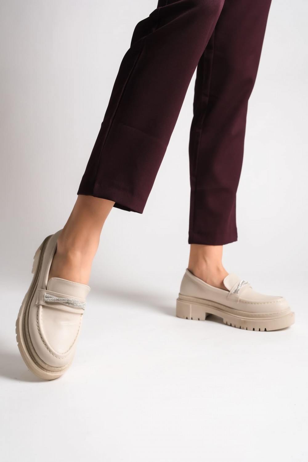 LILA Bağcıksız Ortopedik Taban Taş Detaylı Oxford Loafer Makosen Kadın Klasik Ayakkabı CKT - Krem