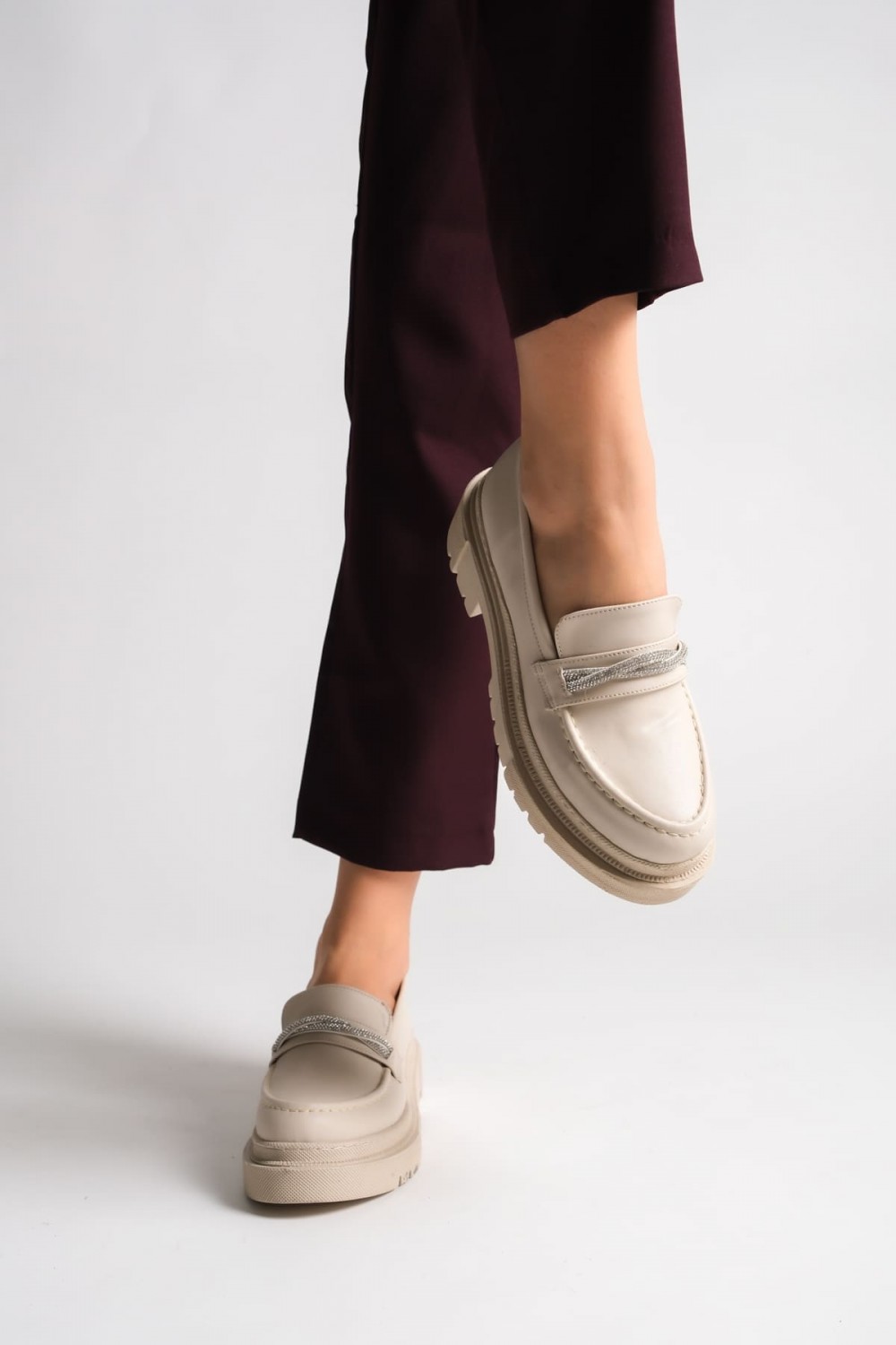 LILA Bağcıksız Ortopedik Taban Taş Detaylı Oxford Loafer Makosen Kadın Klasik Ayakkabı CKT - Krem