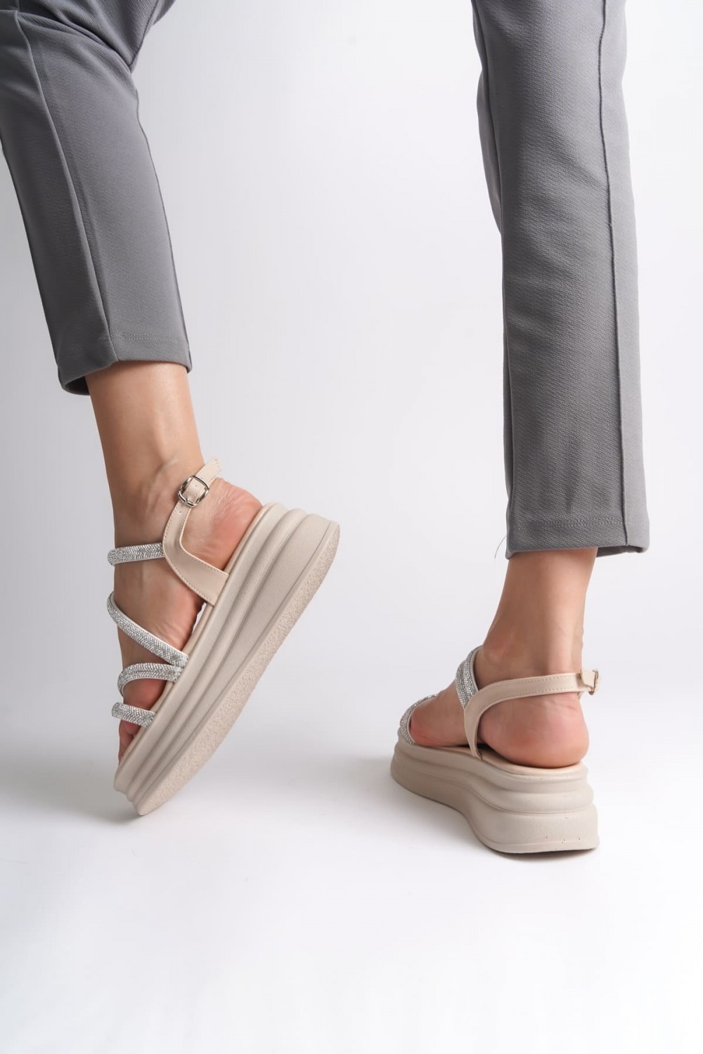 RILEY İnce Tokalı Taşlı Şeritli Ortopedik Taban Kadın Sandalet  CKT - Krem