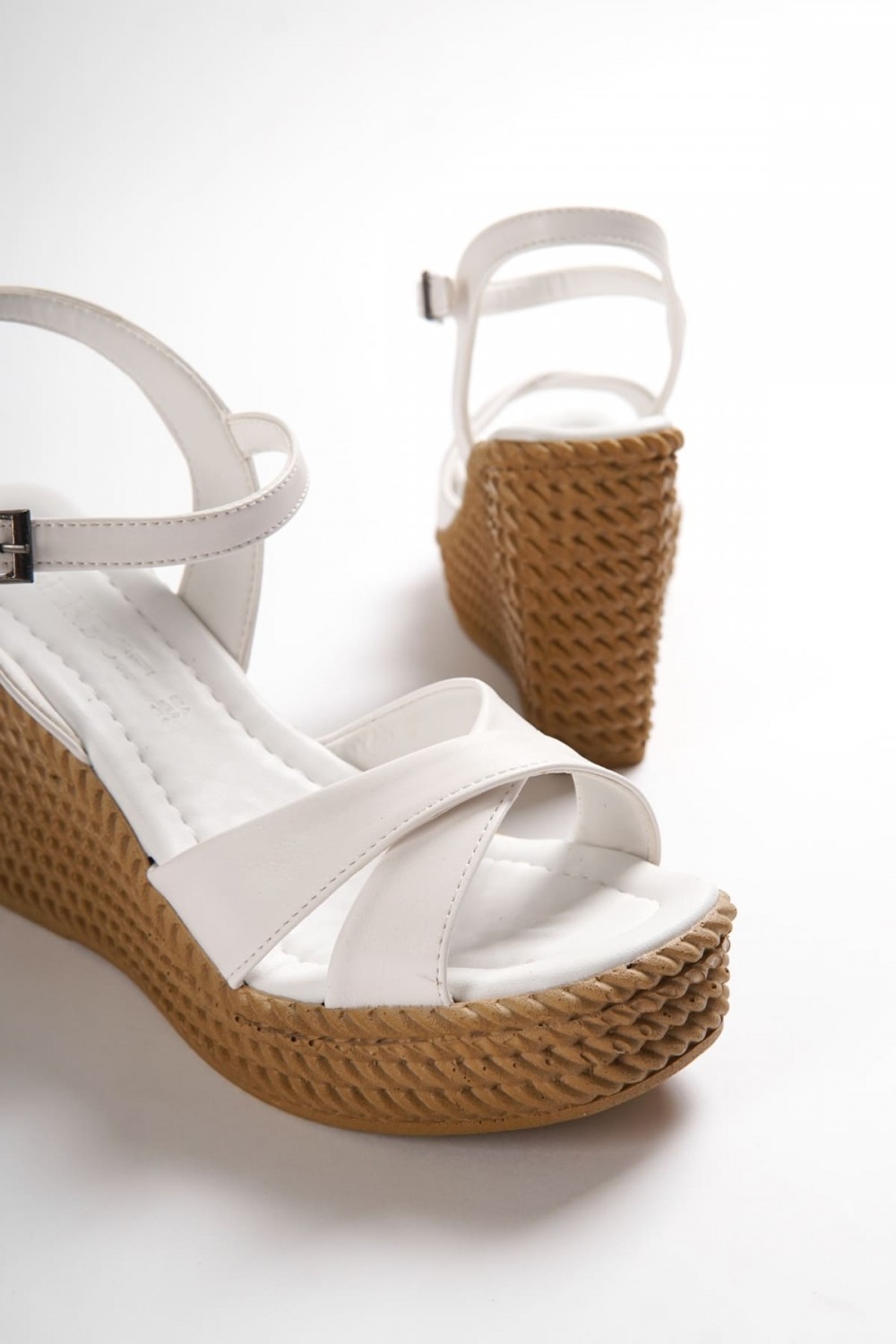 SOFIA Tokalı Lastikli Dolgu Topuklu Ortopedik Taban Hasır Görünümlü Kadın Sandalet CKT - Beyaz