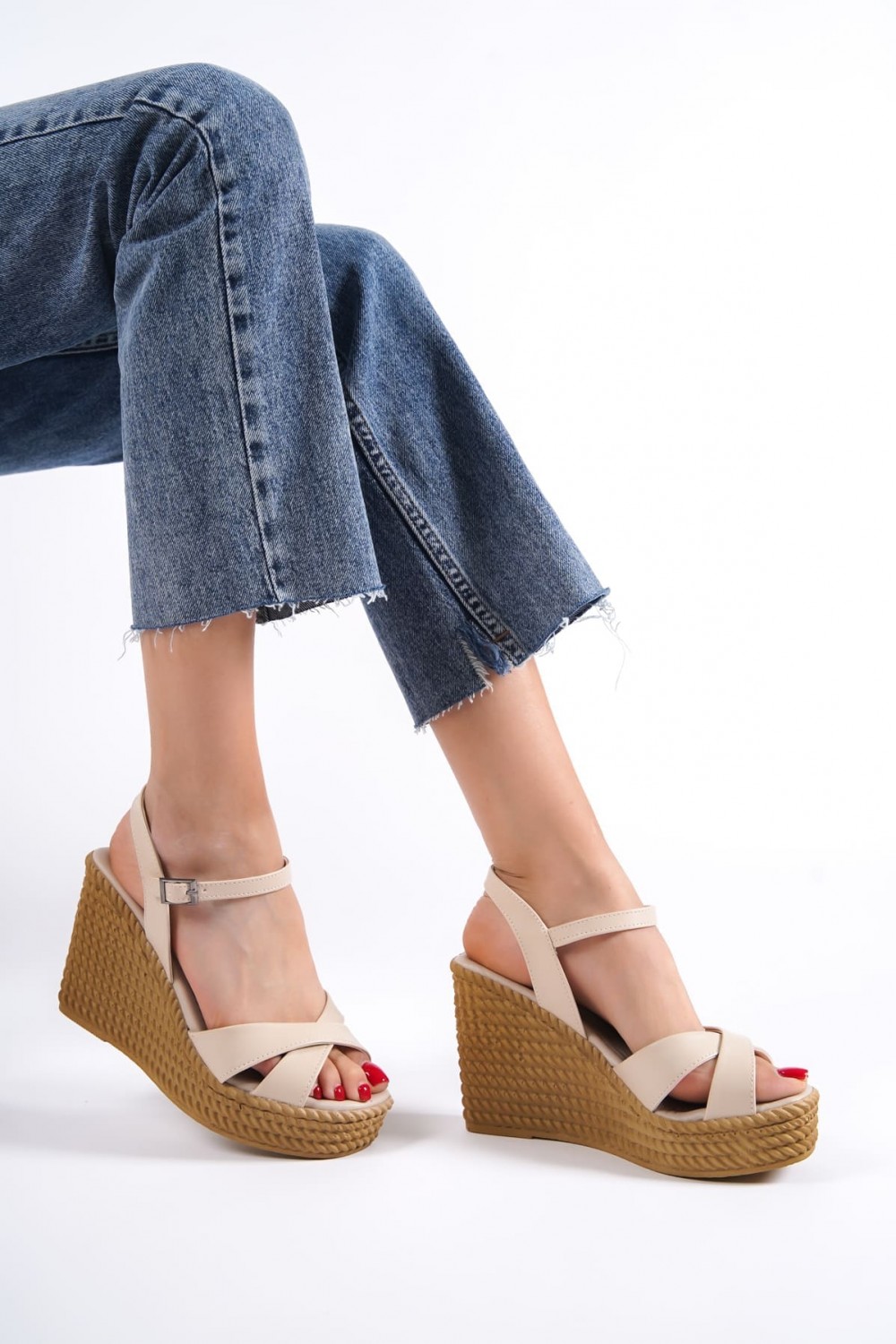 SOFIA Tokalı Lastikli Dolgu Topuklu Ortopedik Taban Hasır Görünümlü Kadın Sandalet CKT - Ten