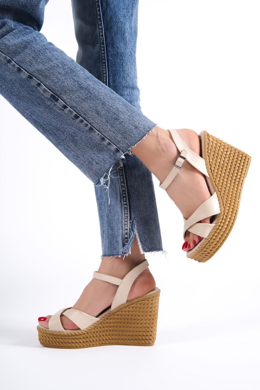 SOFIA Tokalı Lastikli Dolgu Topuklu Ortopedik Taban Hasır Görünümlü Kadın Sandalet CKT - Ten