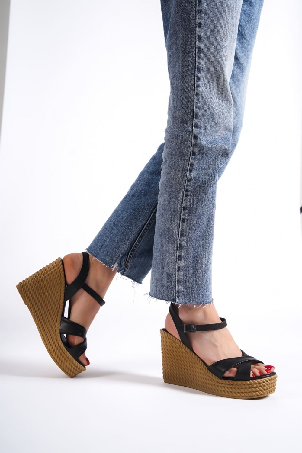 SOFIA Tokalı Lastikli Dolgu Topuklu Ortopedik Taban Hasır Görünümlü Kadın Sandalet CKT - Siyah