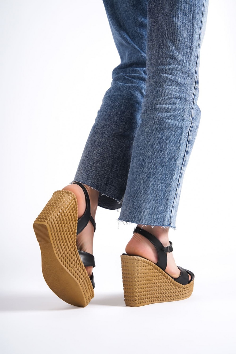 SOFIA Tokalı Lastikli Dolgu Topuklu Ortopedik Taban Hasır Görünümlü Kadın Sandalet CKT - Siyah