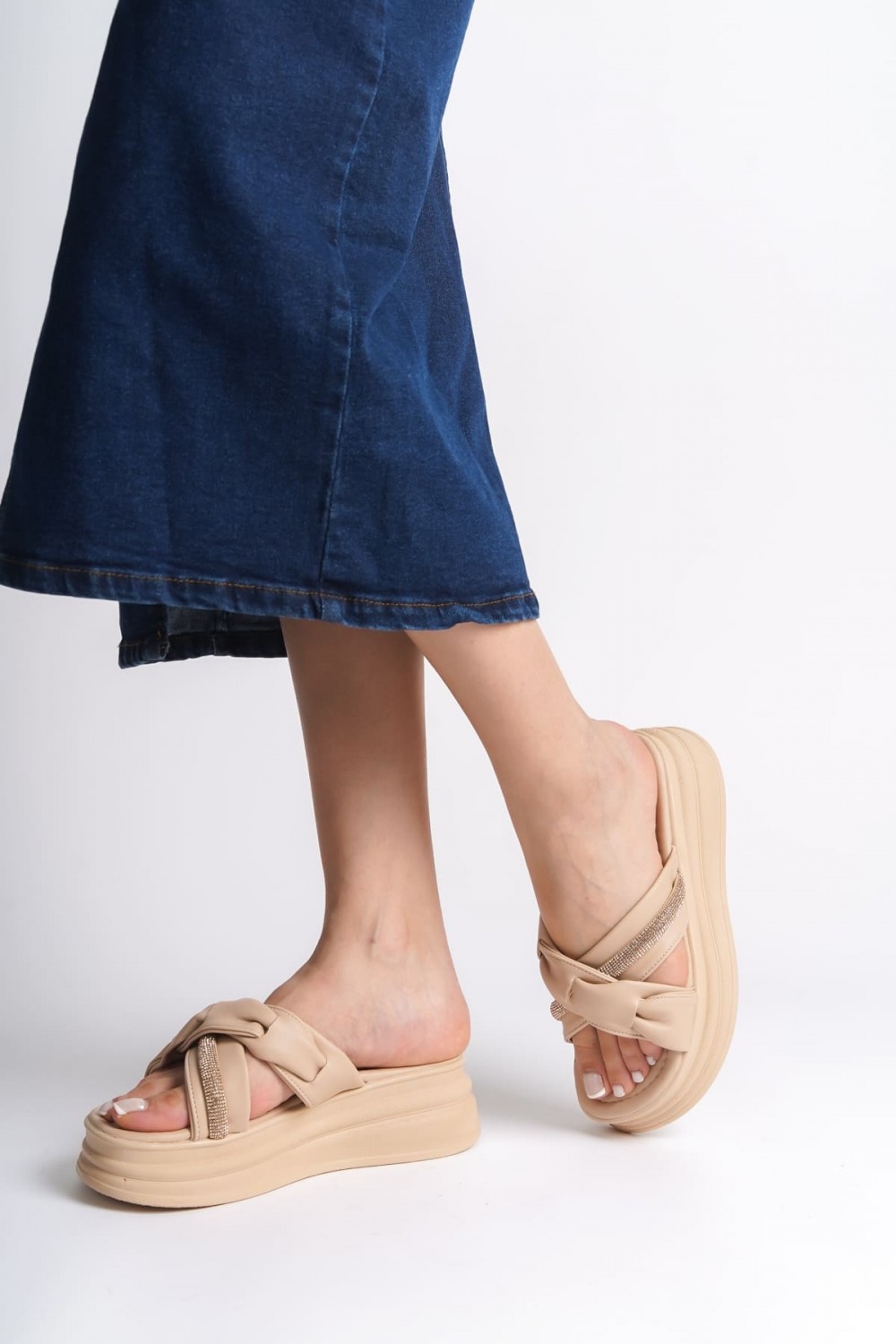 CLARA Düz Topuklu Kurdele Desenli Taşlı Kalın ve Ortopedik Taban Kadın Terlik  CTT - Ten