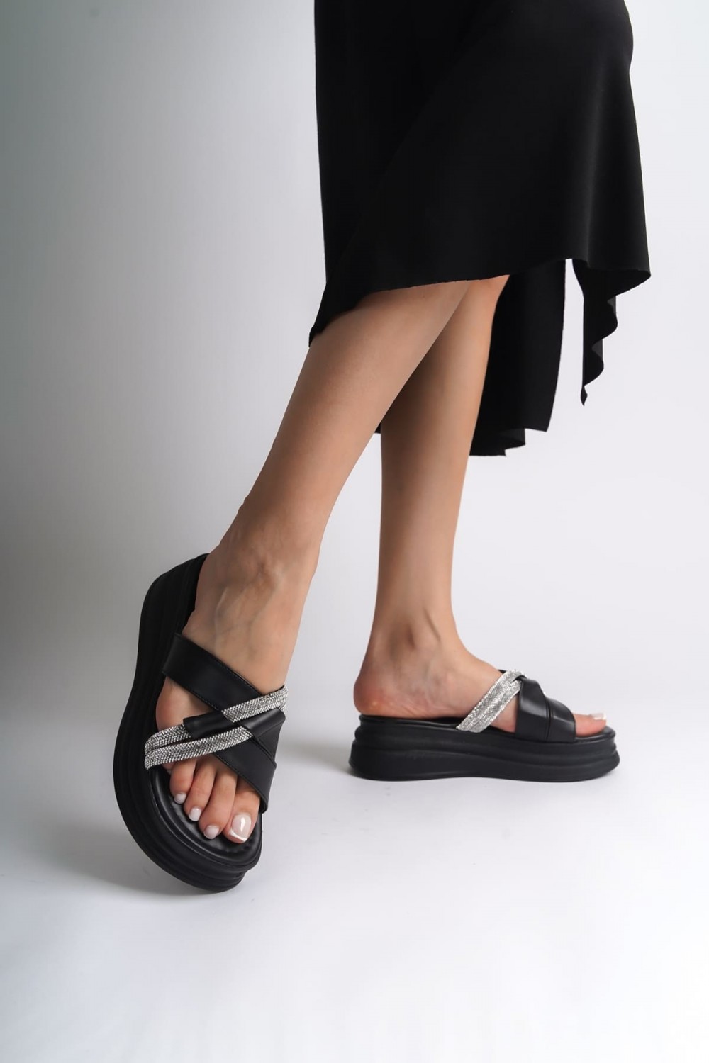 RUBY Düz Topuklu Taşlı Çapraz Şeritli Kalın ve Ortopedik Taban Kadın Terlik CST - Siyah