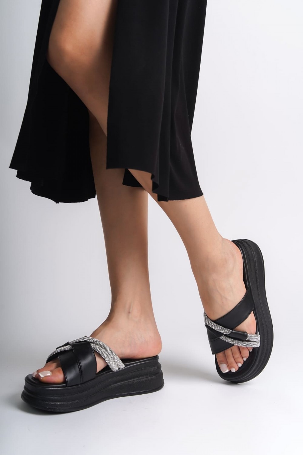 RUBY Düz Topuklu Taşlı Çapraz Şeritli Kalın ve Ortopedik Taban Kadın Terlik CST - Siyah