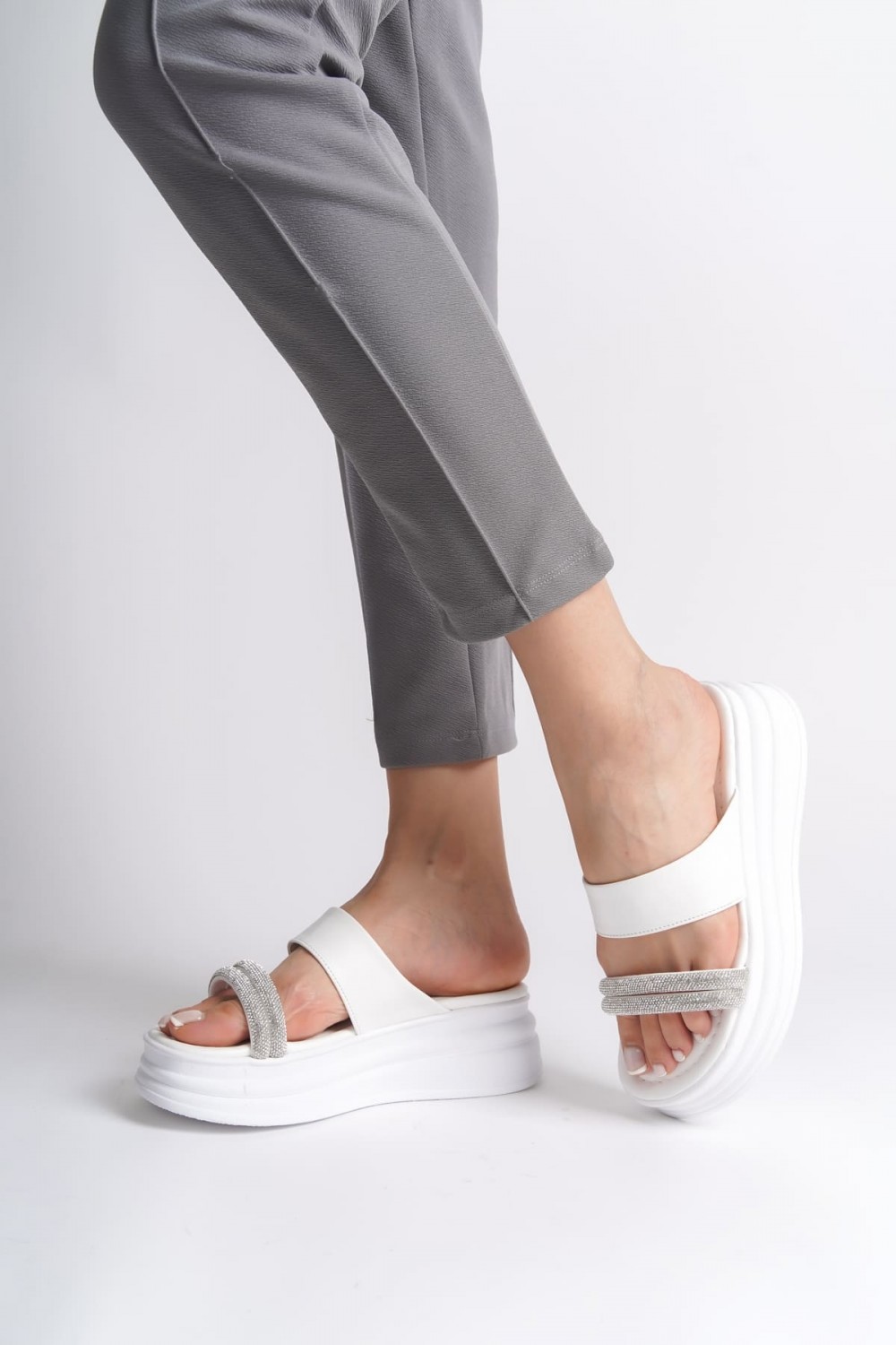 SARAH Düz Topuklu Taşlı Şeritli Kalın ve Ortopedik Taban Kadın Terlik  CBT - Beyaz