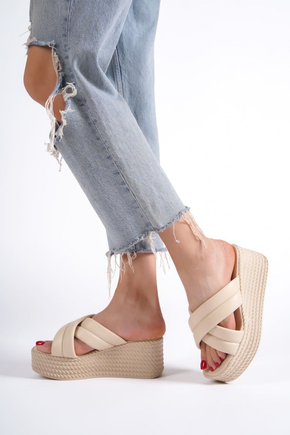 JOYMIX Dolgu Topuklu Ortopedik Taban Hasır Görünümlü Kadın Terlik CKT - Ten