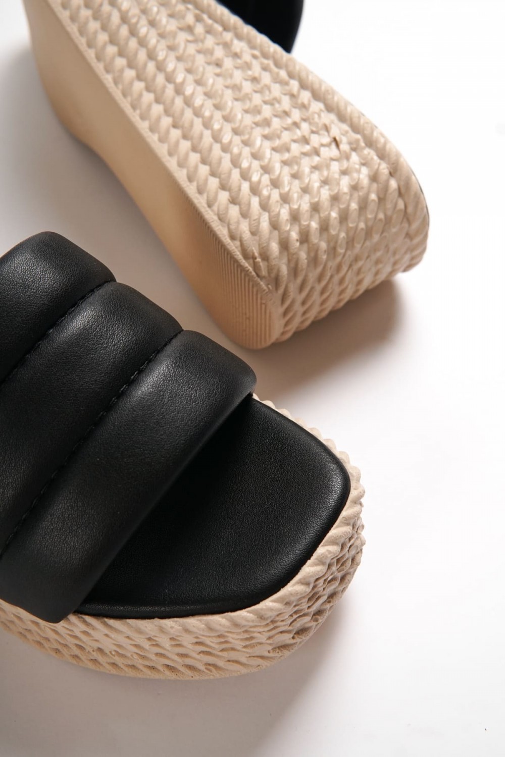 REINA Dolgu Topuklu Ortopedik Taban Hasır Görünümlü Kadın Terlik CKT - Siyah