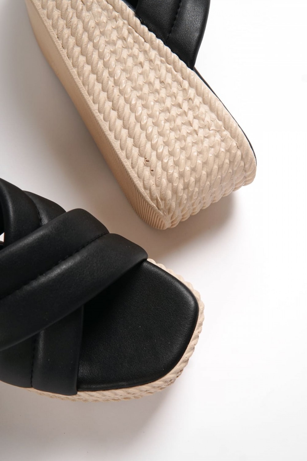 JOYMIX Dolgu Topuklu Ortopedik Taban Hasır Görünümlü Kadın Terlik CKT - Siyah