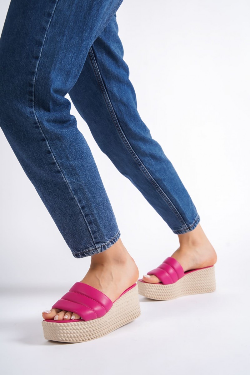 REINA Dolgu Topuklu Ortopedik Taban Hasır Görünümlü Kadın Terlik CKT - Fuşya