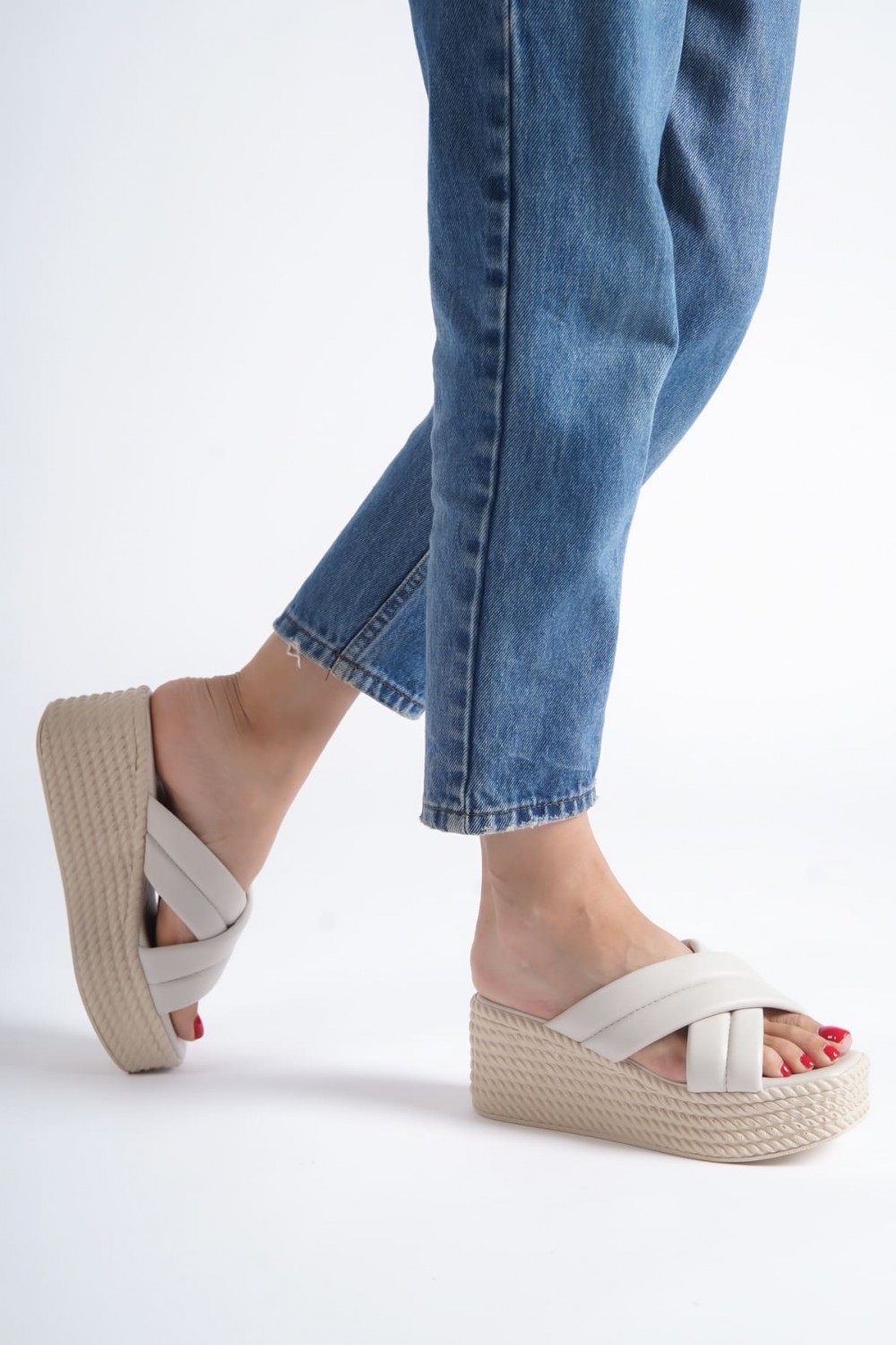 JOYMIX Dolgu Topuklu Ortopedik Taban Hasır Görünümlü Kadın Terlik CKT - Krem