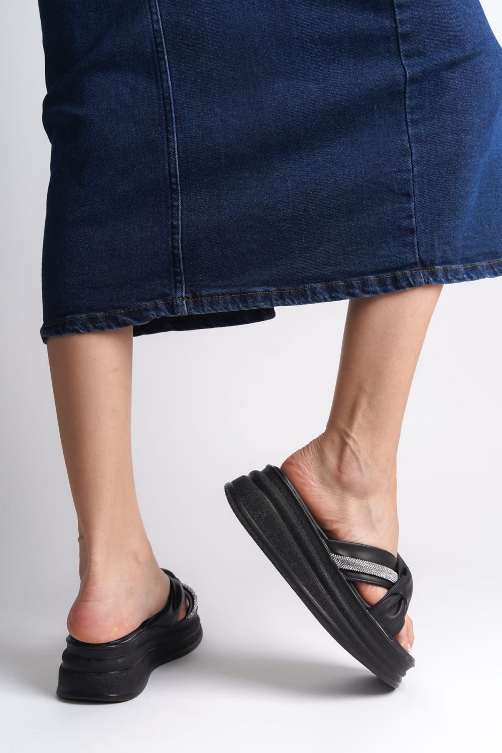 CLARA Düz Topuklu Kurdele Desenli Taşlı Kalın ve Ortopedik Taban Kadın Terlik  CST - Siyah