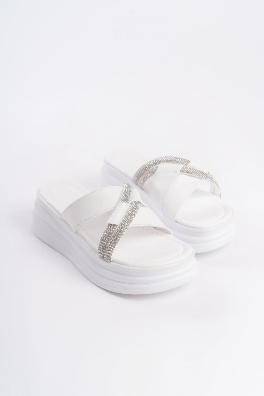 RUBY Düz Topuklu Taşlı Çapraz Şeritli Kalın ve Ortopedik Taban Kadın Terlik  CBT - Beyaz