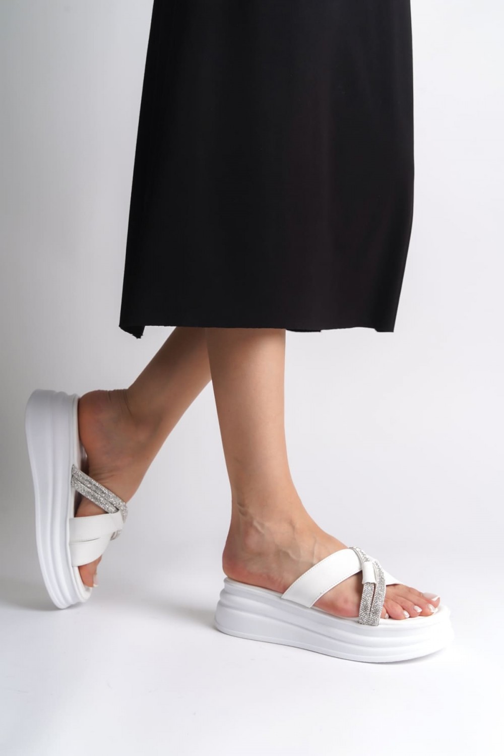 RUBY Düz Topuklu Taşlı Çapraz Şeritli Kalın ve Ortopedik Taban Kadın Terlik  CBT - Beyaz