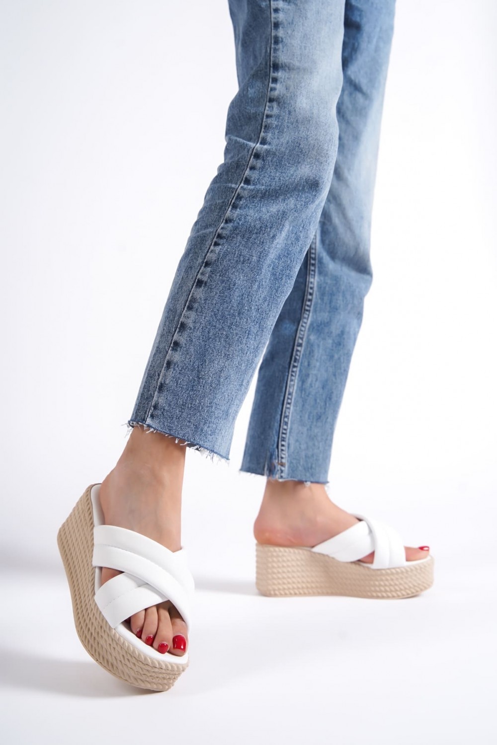 JOYMIX Dolgu Topuklu Ortopedik Taban Hasır Görünümlü Kadın Terlik CKT - Beyaz