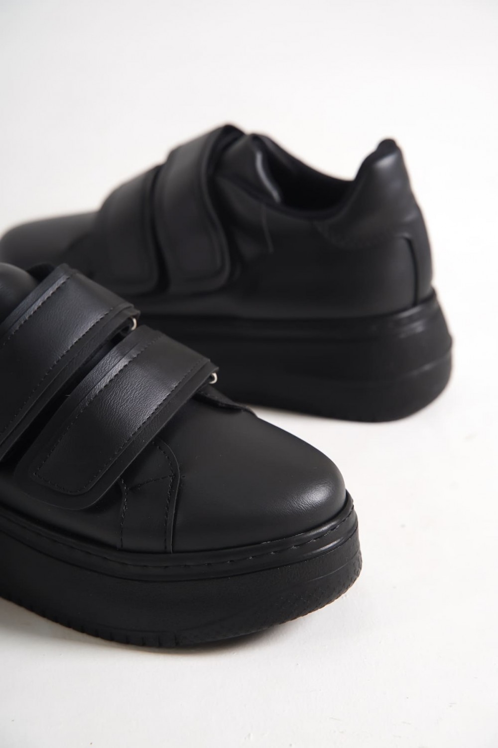 VALENCIA Bağcıksız Cırt Cırtlı Ortopedik Taban Kadın Sneaker Spor Ayakkabı CST - Siyah VALENCIA Bağcıksız Cırt Cırtlı Ortopedik Taban Kadın Sneaker Spor Ayakkabı CST - Siyah
