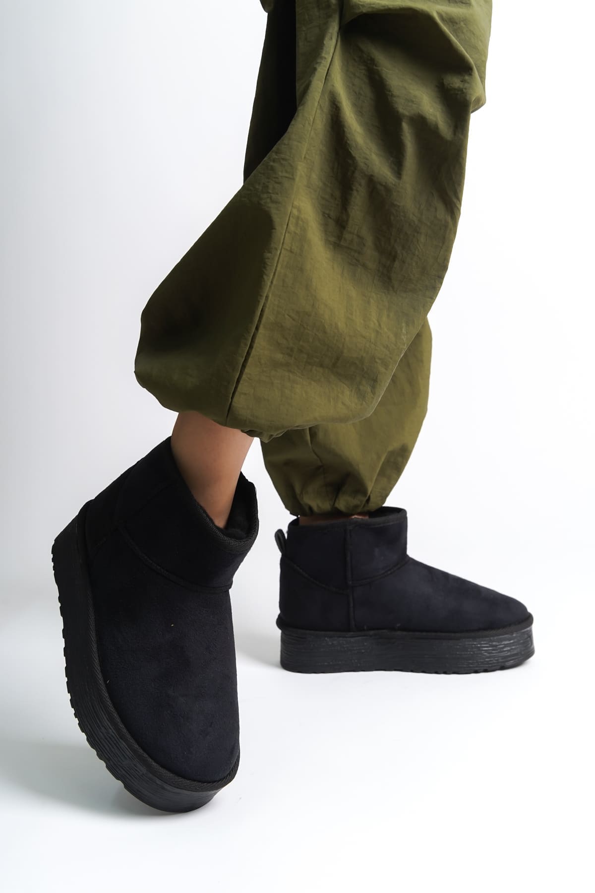 AMELIA Bağcıksız Süet Kadın Bot – Siyah, Kalın Taban & Kürklü