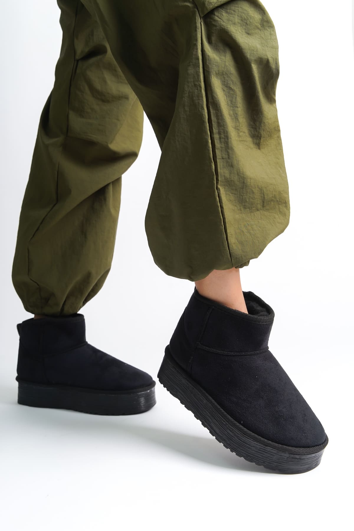 AMELIA Bağcıksız Süet Kadın Bot – Siyah, Kalın Taban & Kürklü