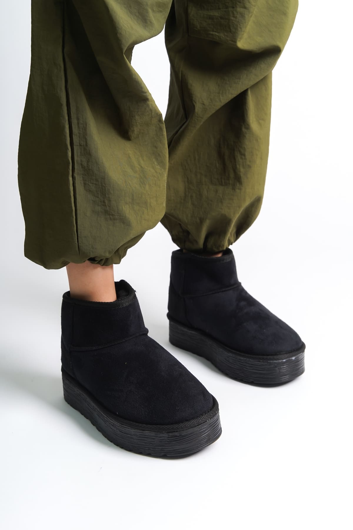 AMELIA Bağcıksız Süet Kadın Bot – Siyah, Kalın Taban & Kürklü