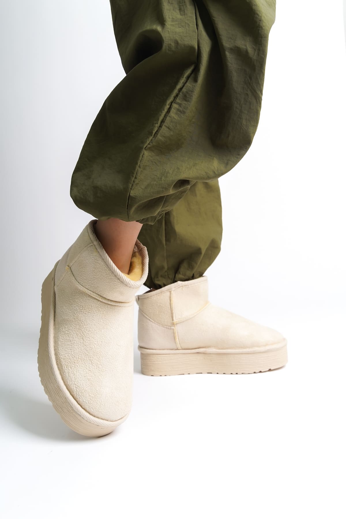 AMELIA Bağcıksız Düz ve Kalın Taban İçi Kürklü Kısa Süet Kadın Bot SKT - Krem - 36 Resim 2