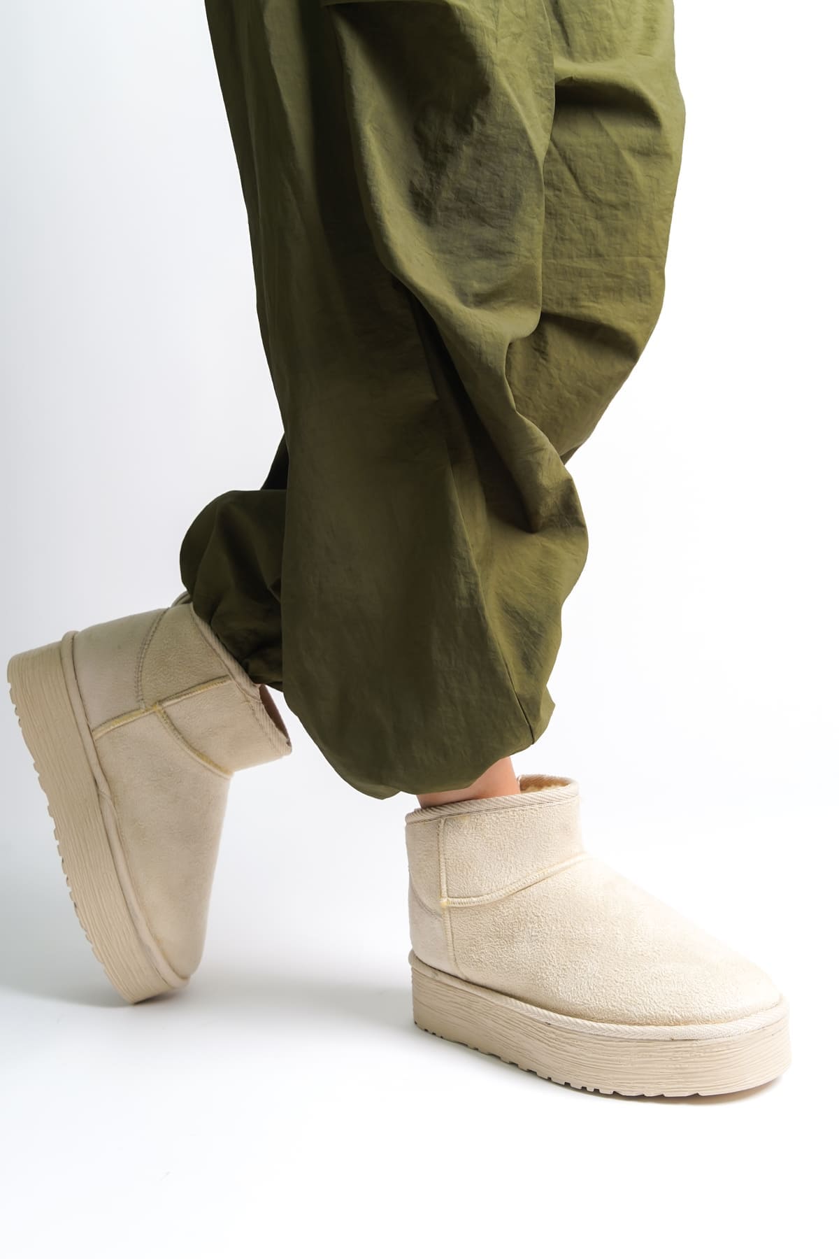 AMELIA Bağcıksız Düz ve Kalın Taban İçi Kürklü Kısa Süet Kadın Bot SKT - Krem - 36 Resim 3