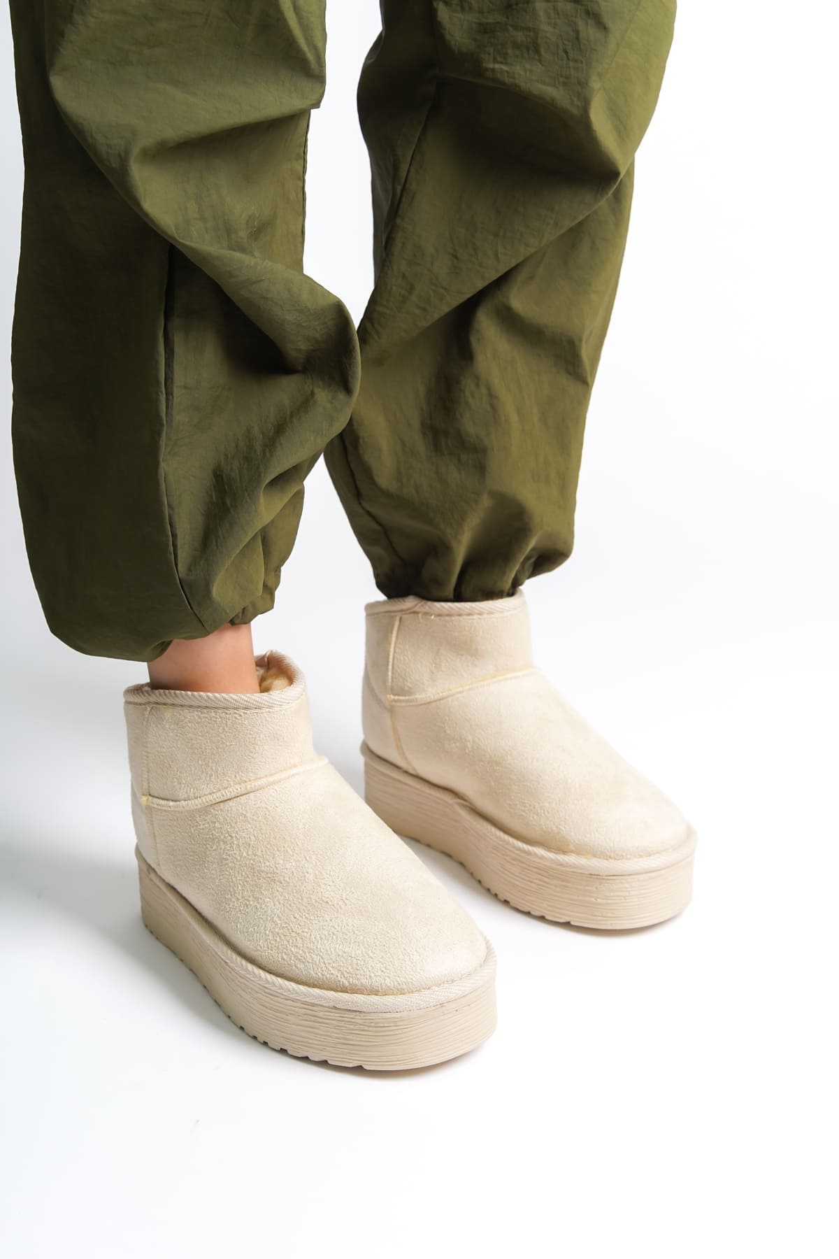 AMELIA Bağcıksız Düz ve Kalın Taban İçi Kürklü Kısa Süet Kadın Bot  SKT - Krem - 36