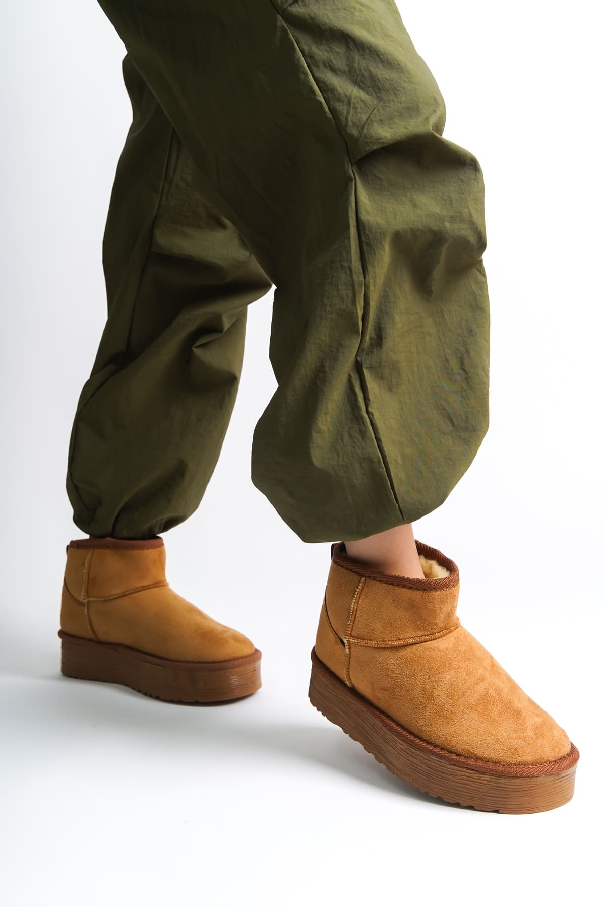 AMELIA Bağcıksız Düz ve Kalın Taban İçi Kürklü Kısa Süet Kadın Bot  STT - Taba - 38