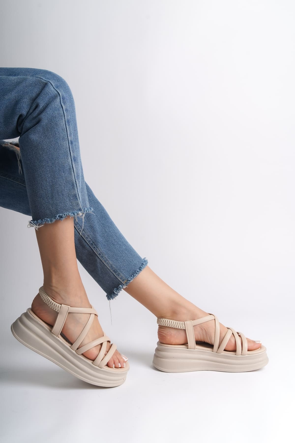 BELLA Lastikli Şerit Detaylı Ortopedik Taban Kadın Sandalet CKT - Krem - 39 Resim 2