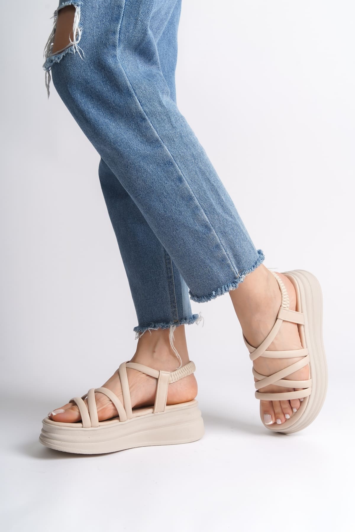 BELLA Lastikli Şerit Detaylı Ortopedik Taban Kadın Sandalet CKT - Krem - 39 Resim 3