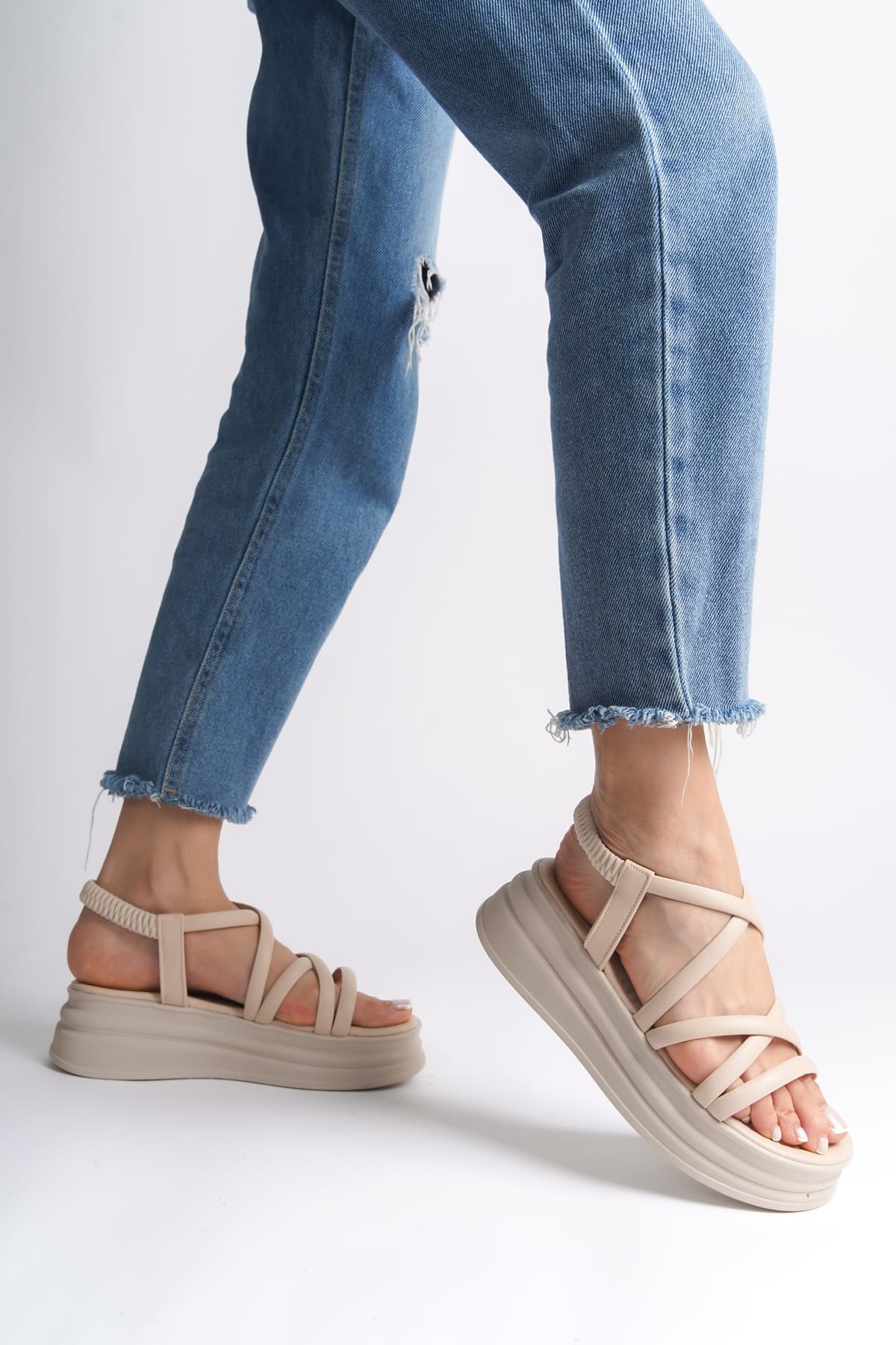 BELLA Lastikli Şerit Detaylı Ortopedik Taban Kadın Sandalet CKT - Krem - 39