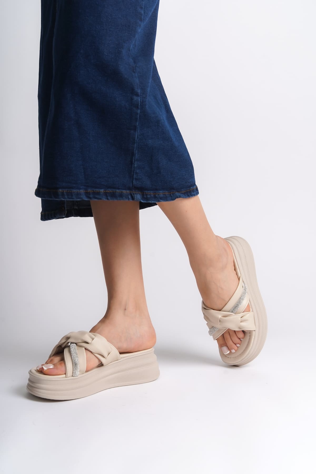 CLARA Krem Düz Topuklu Taşlı Kurdeleli Kadın Terlik