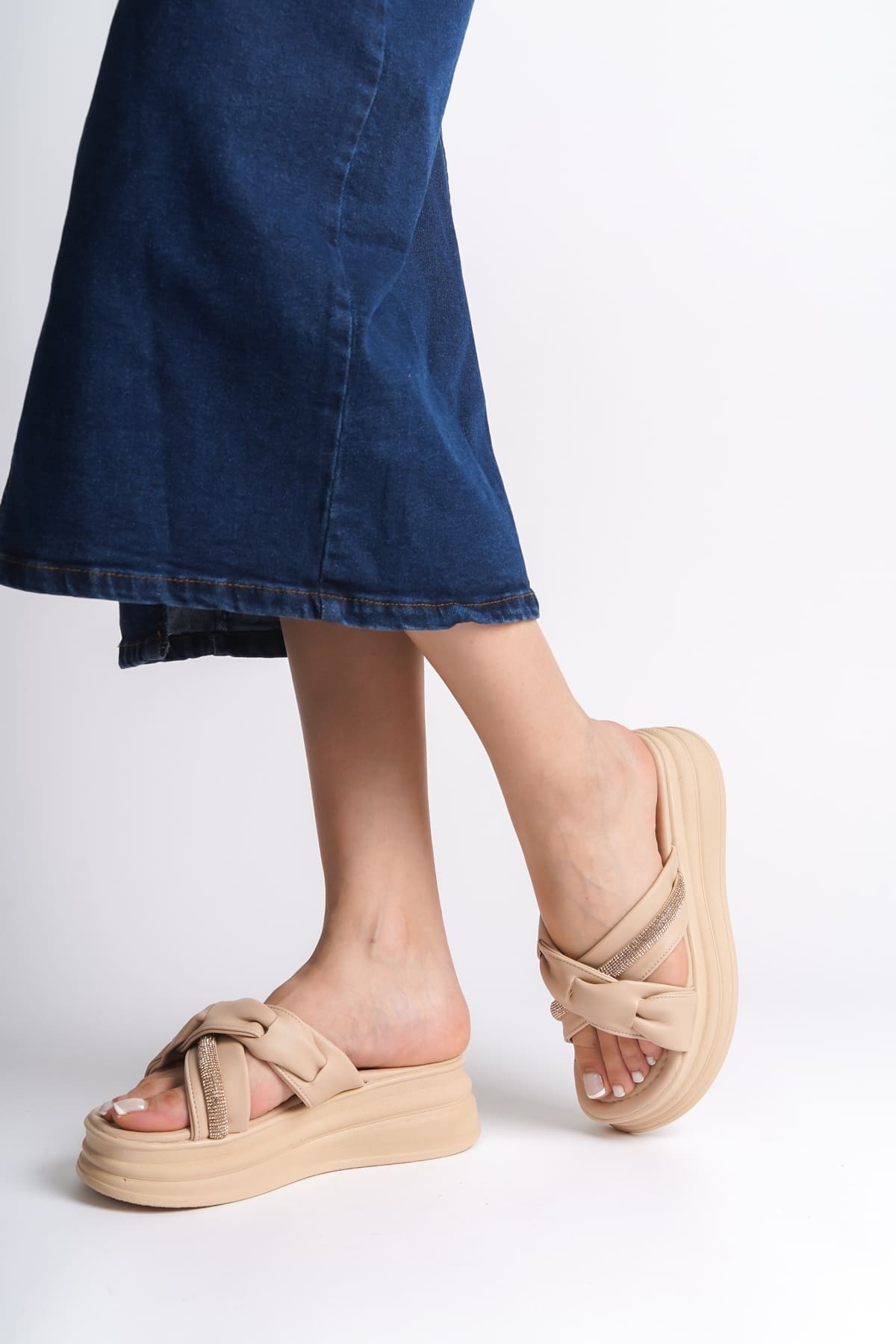 CLARA Düz Topuklu Kurdele Desenli Taşlı Kalın ve Ortopedik Taban Kadın Terlik  CTT - Ten - 39 Resim 3