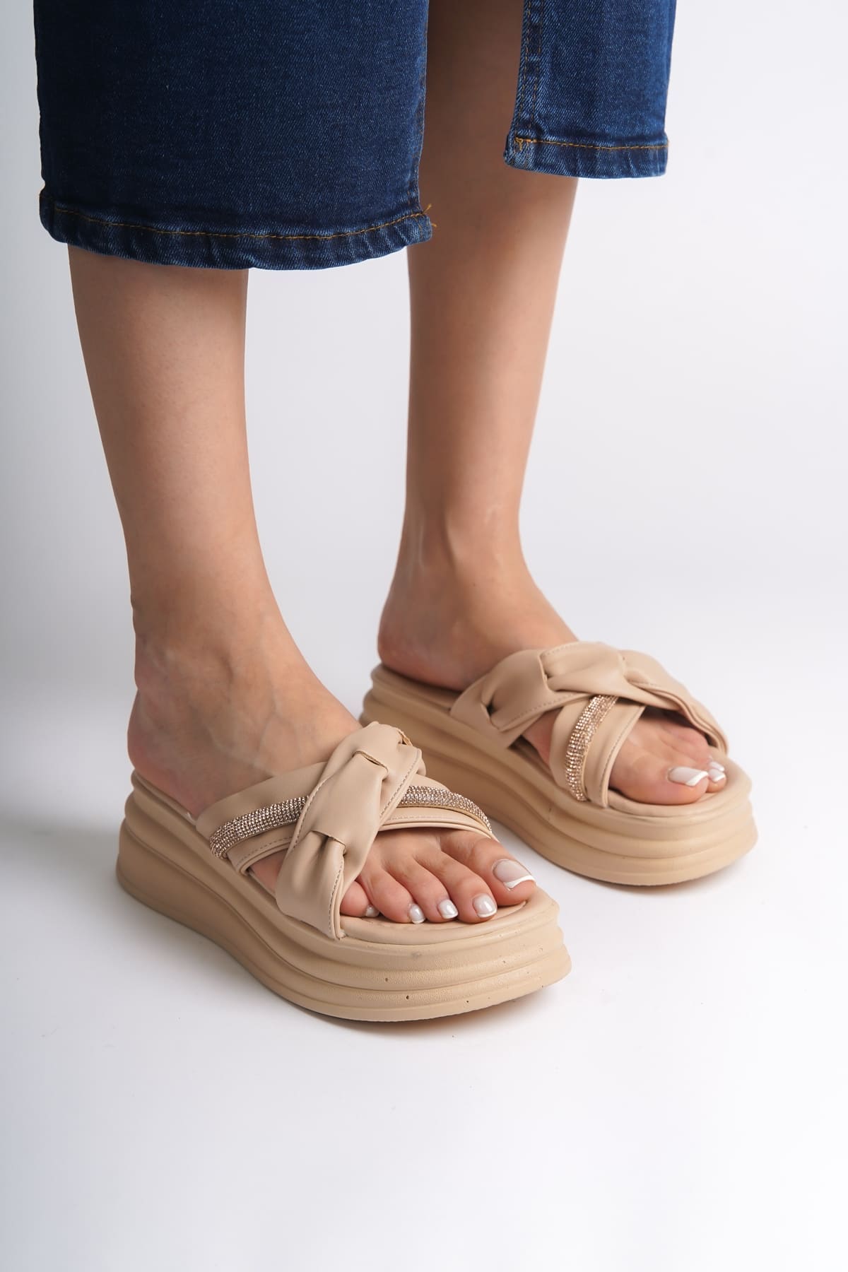 CLARA Düz Topuklu Kurdele Desenli Taşlı Kalın ve Ortopedik Taban Kadın Terlik  CTT - Ten - 40