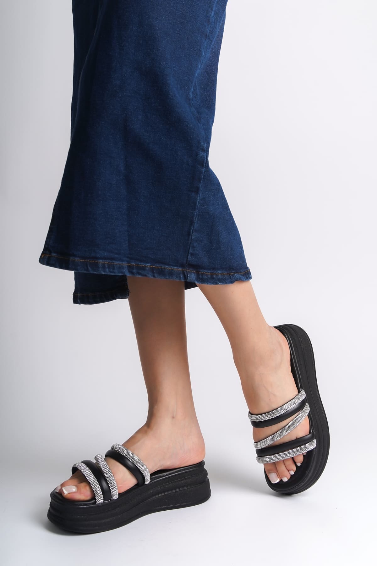 ELISE Düz Topuklu Şeritli Taşlı Kalın ve Ortopedik Taban Kadın Terlik CST - Siyah - 40 Resim 2