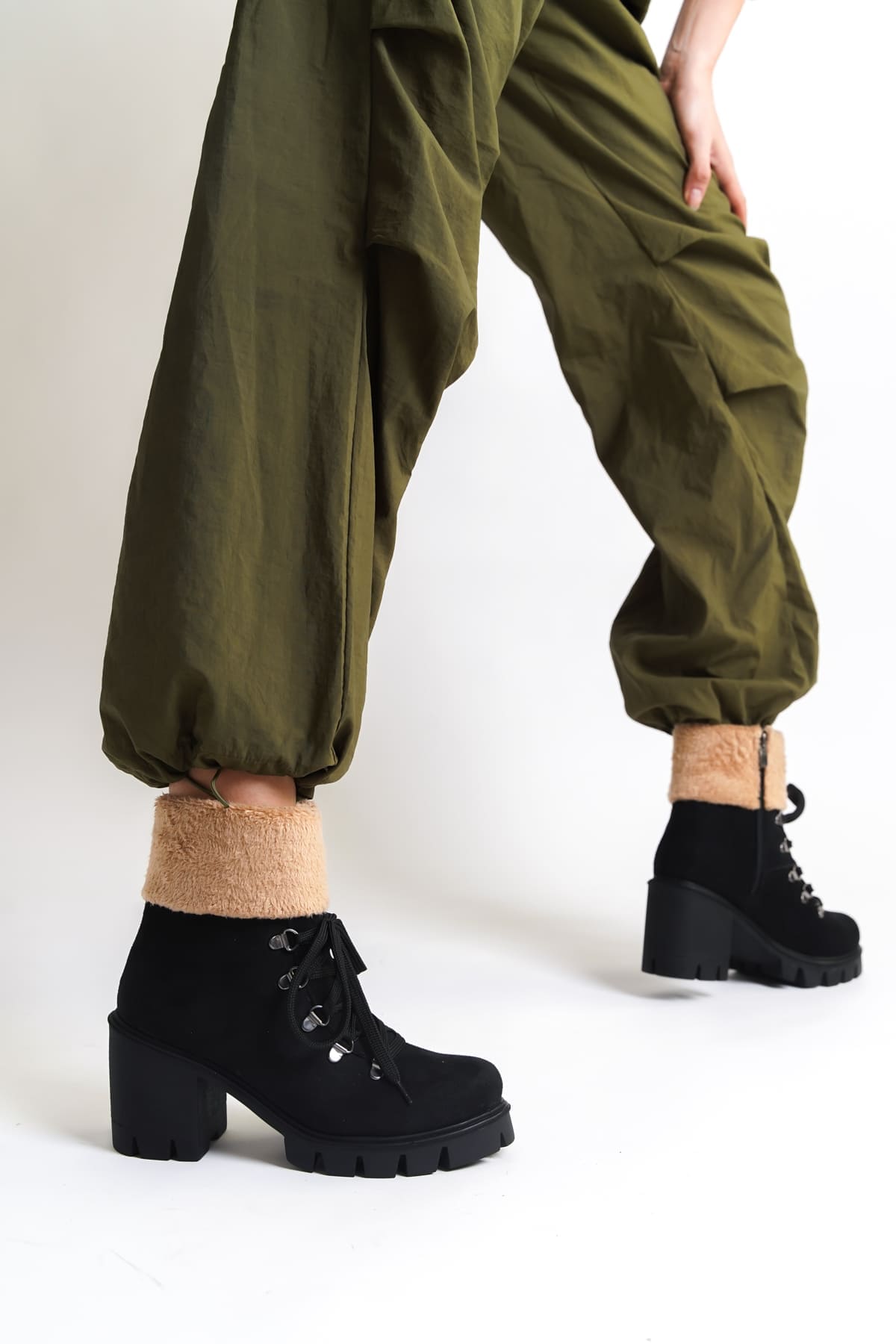 EMMA Bağcıklı Fermuarlı Ortopedik Taban Topuklu Kürk Detaylı Süet Kadın Bot SST - Siyah - 40 Resim 3