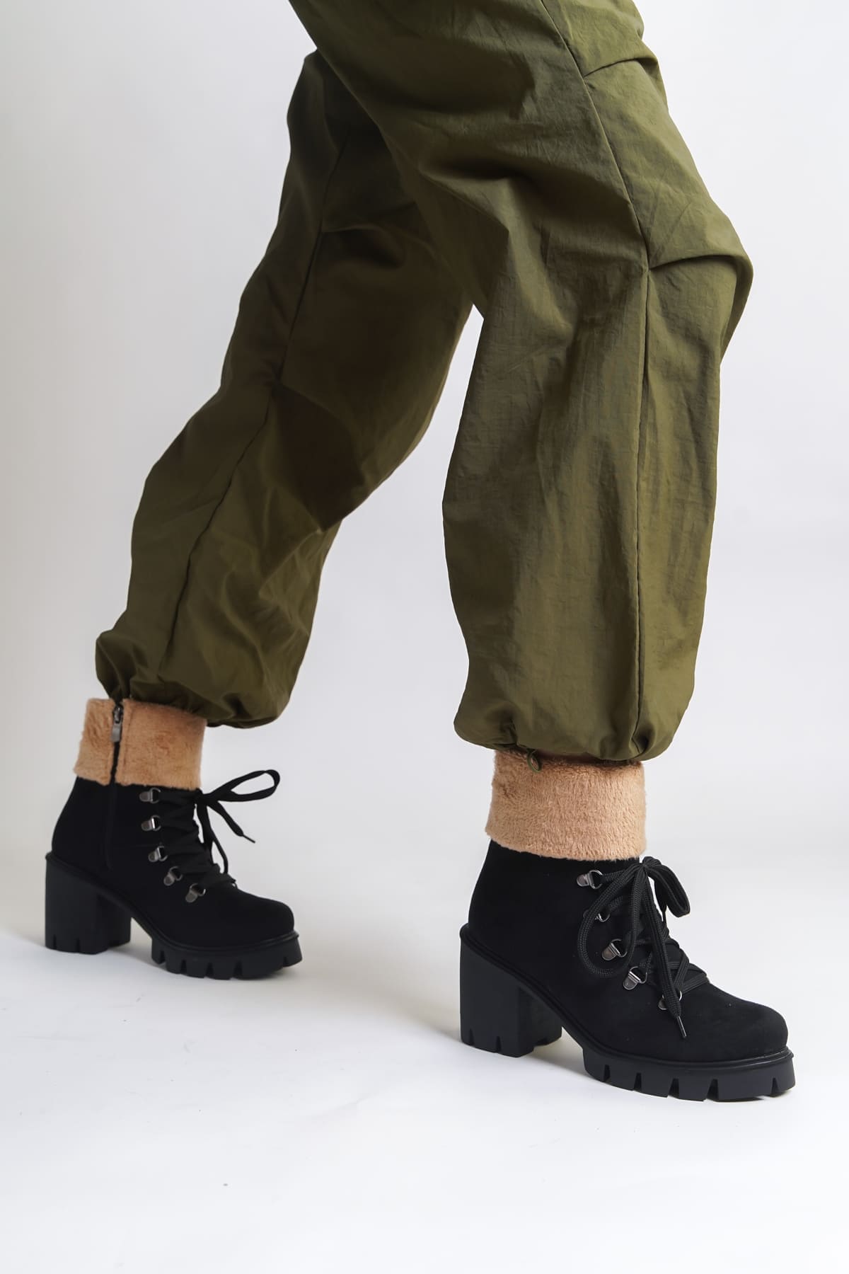 EMMA Bağcıklı Fermuarlı Ortopedik Taban Topuklu Kürk Detaylı Süet Kadın Bot SST - Siyah - 39