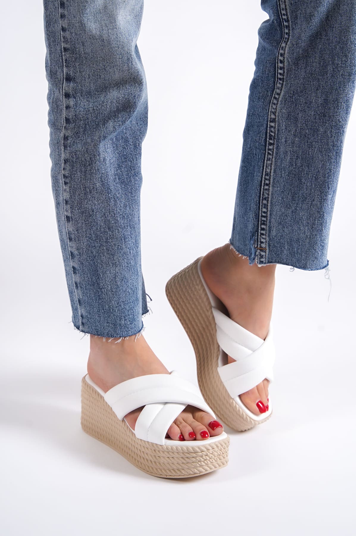 JOYMIX Dolgu Topuklu Ortopedik Taban Hasır Görünümlü Kadın Terlik CKT - Beyaz - 39