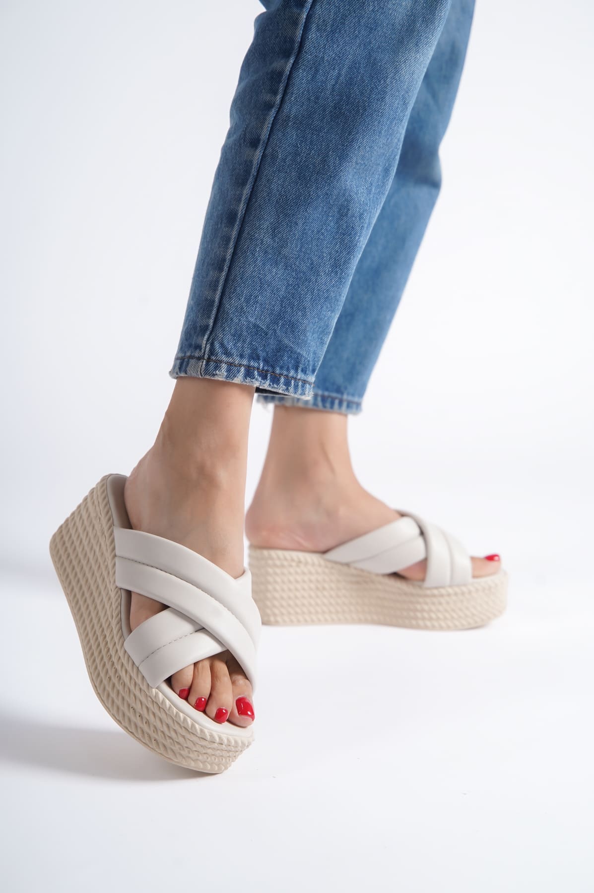 JOYMIX Filler Balled Orthopedic Base Mesh With View Women Slippers CKT - Cream