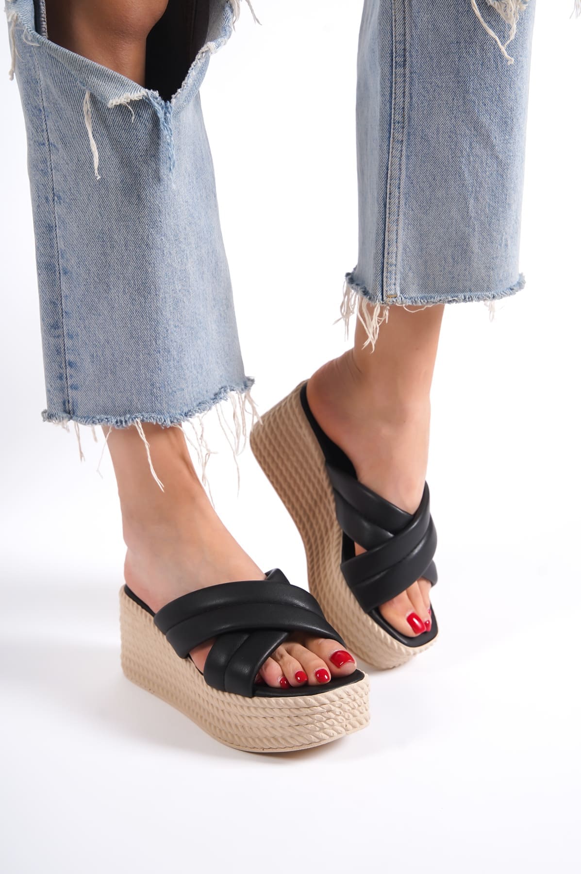 JOYMIX Dolgu Topuklu Ortopedik Taban Hasır Görünümlü Kadın Terlik CKT - Siyah - 39