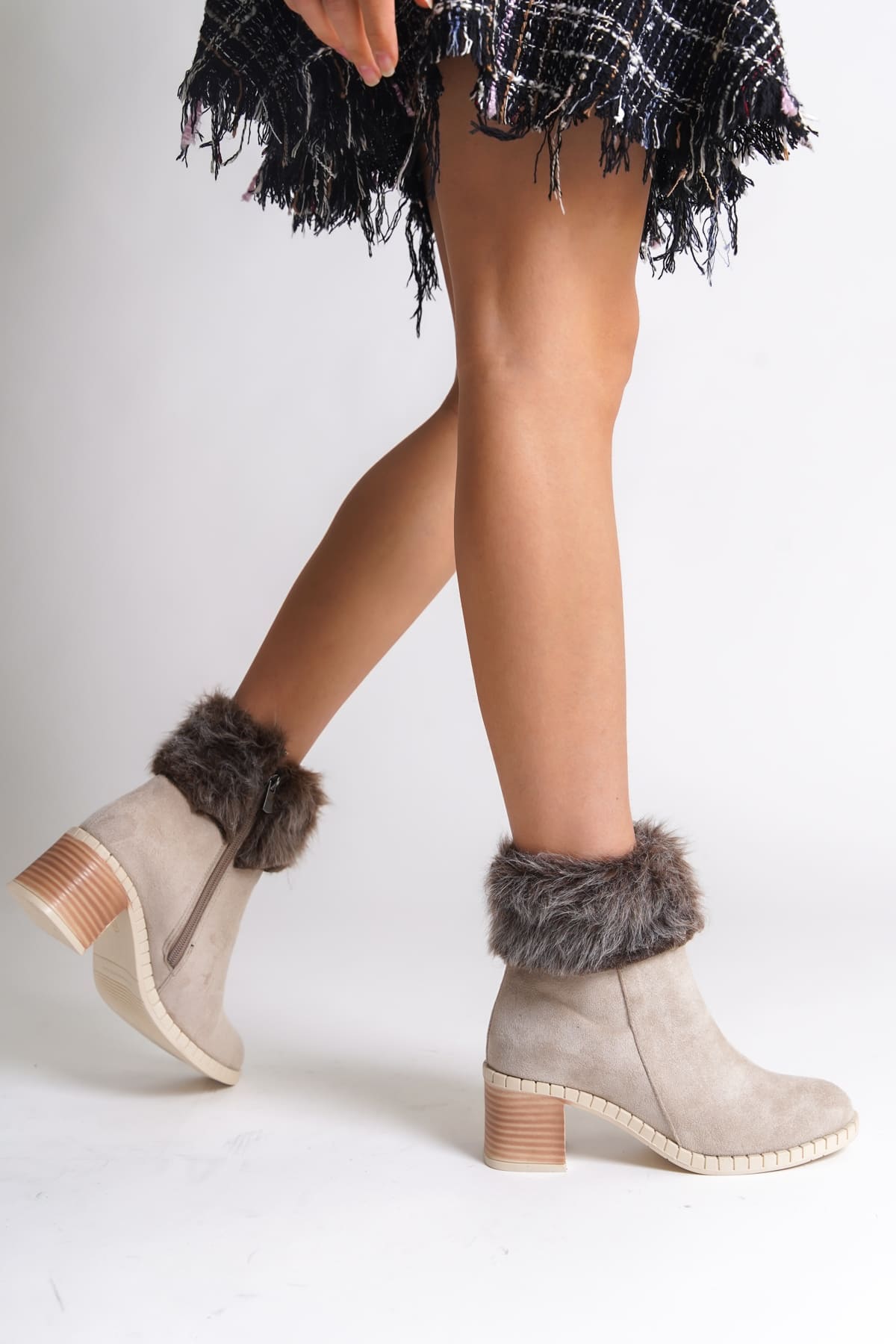 JULIA Fermuarlı Ortopedik Taban Tüylü Topuklu Süet Kadın Bot SKT - Krem - 40 Resim 3